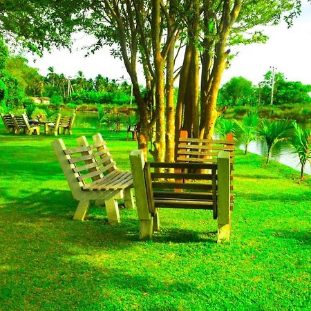 Canal Side Safari Resort Udawalawe Kültér fotó