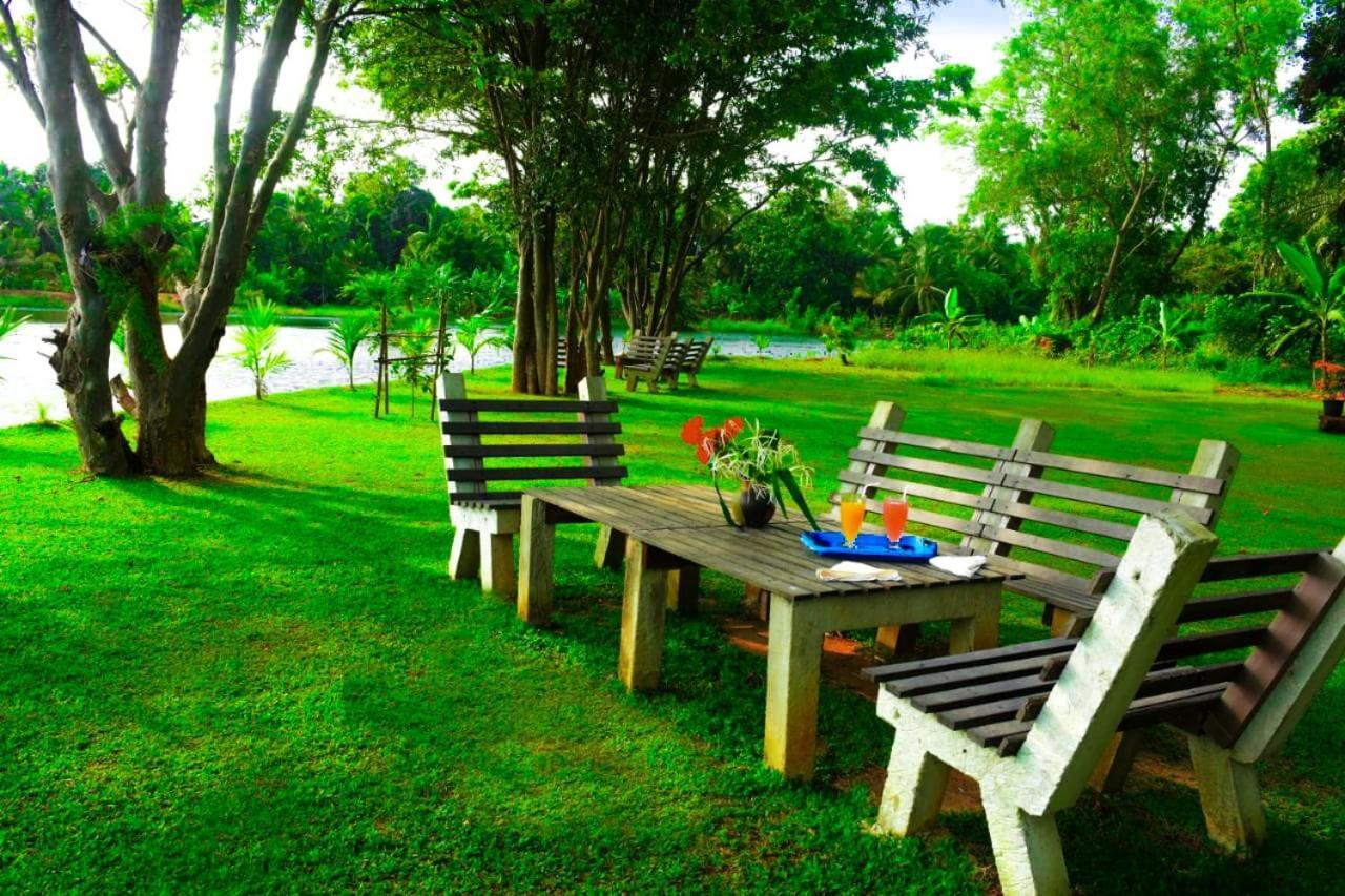 Canal Side Safari Resort Udawalawe Kültér fotó